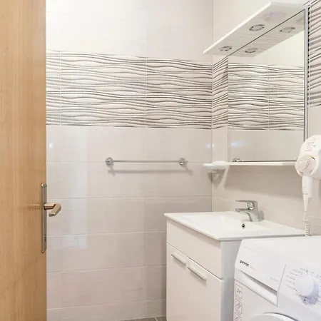 Cozy In With Kitchen Apartment Povljana