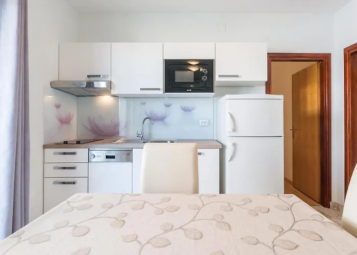 아파트 Cozy In With Kitchen 포블랴나